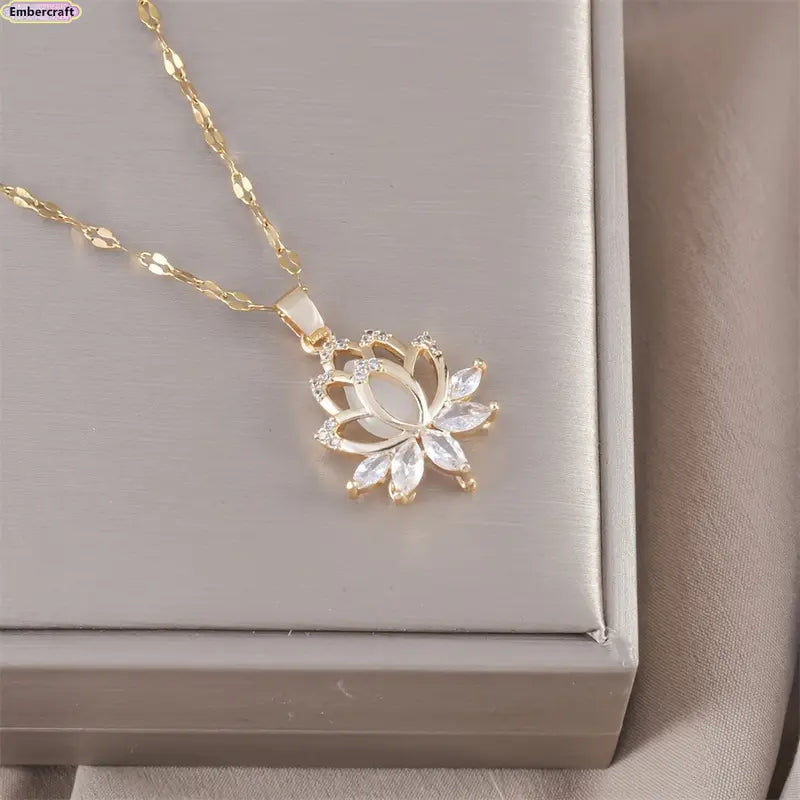 Women's Golden Lotus Pendant Necklace, Cubic Zirconia Flower Jewelry, Simple and Exquisite Women's Accessory
