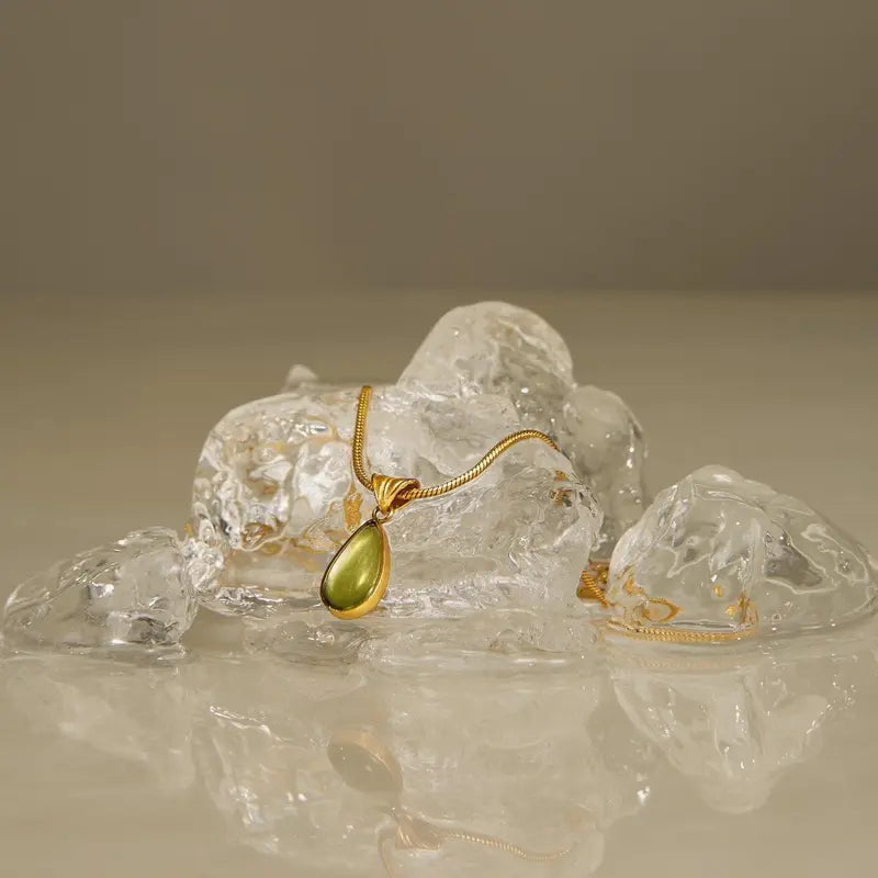 Teardrop necklace, simple and waterproof design, easy to care for, a minimalist piece of jewelry for everyday wear.