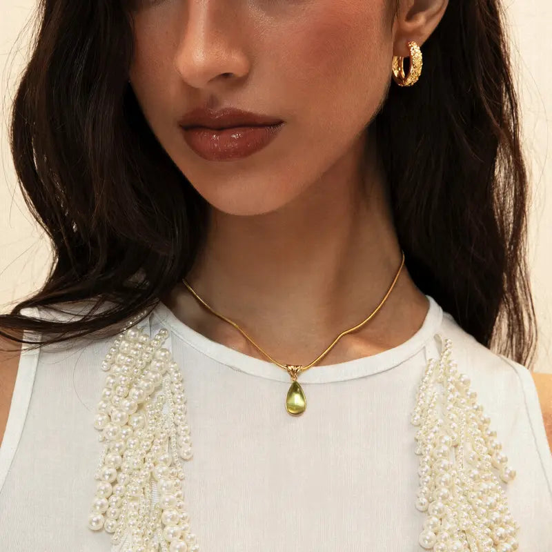 Teardrop necklace, simple and waterproof design, easy to care for, a minimalist piece of jewelry for everyday wear.