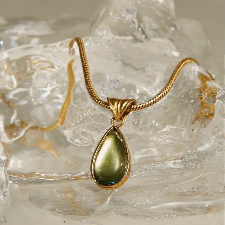 Teardrop necklace, simple and waterproof design, easy to care for, a minimalist piece of jewelry for everyday wear.