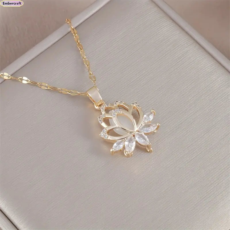 Women's Golden Lotus Pendant Necklace, Cubic Zirconia Flower Jewelry, Simple and Exquisite Women's Accessory