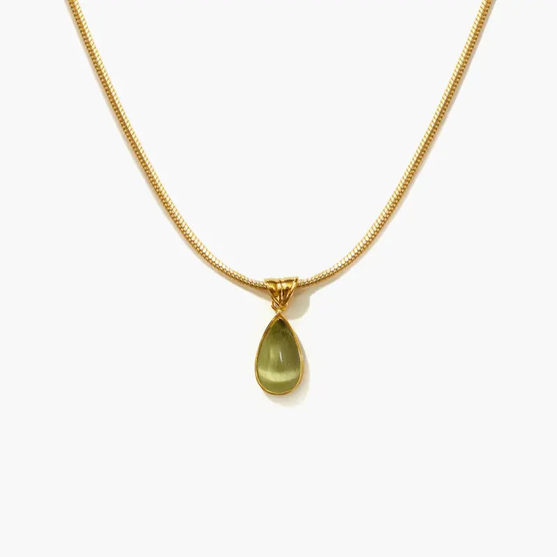 Teardrop necklace, simple and waterproof design, easy to care for, a minimalist piece of jewelry for everyday wear.